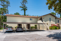 Magnolia Square Condominiums in Largo, FL - Foto de edificio - Building Photo