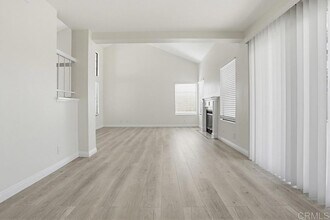 7947 Calle Madrid in Carlsbad, CA - Foto de edificio - Building Photo