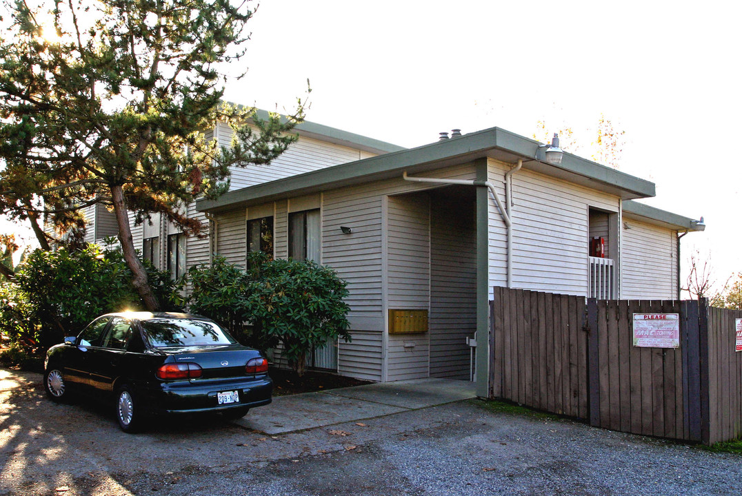 H-Four Apartments in Kirkland, WA - Foto de edificio