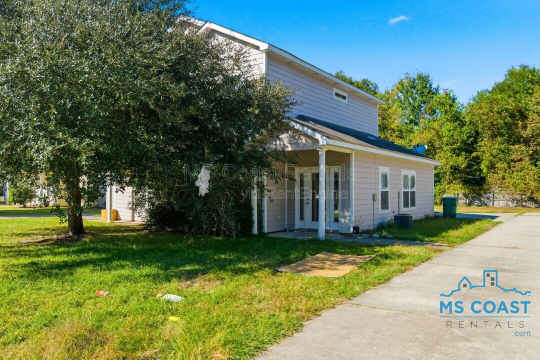 117 Earle Taylor Ln in Ocean Springs, MS - Building Photo