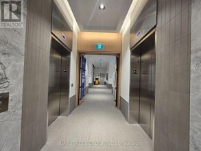 395 Square One Dr in Mississauga, ON - Building Photo - Building Photo