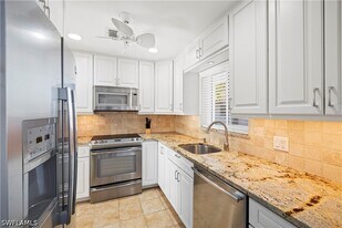 578 Broad Ave S in Naples, FL - Building Photo