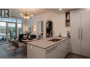 6468 Willingdon Ave in Burnaby, BC - Building Photo - Building Photo