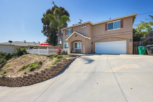 4466 Mataro Dr in San Diego, CA - Foto de edificio - Building Photo