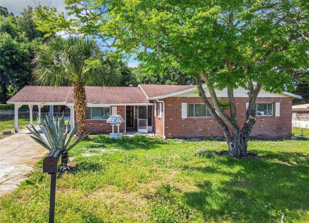 8 S Shell Rd in Debary, FL - Building Photo