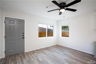 802 Redwood Ave, Unit 3 in McAllen, TX - Building Photo - Building Photo