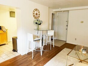 34 Kinross Rd, Unit 2 in Boston, MA - Foto de edificio - Building Photo