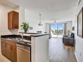 2421 NE 65th St, Unit 22 in Fort Lauderdale, FL - Foto de edificio - Building Photo