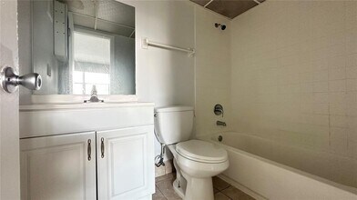 8020 Fairview Dr, Unit 108 in Tamarac, FL - Building Photo - Building Photo