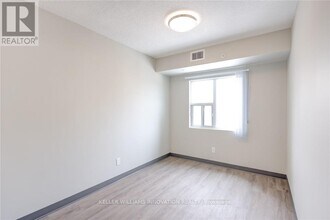 595 Strasburg Rd in Kitchener, ON - Building Photo - Building Photo