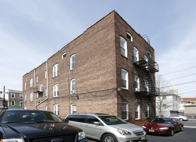 715 3rd Ave in Elizabeth, NJ - Building Photo - Building Photo