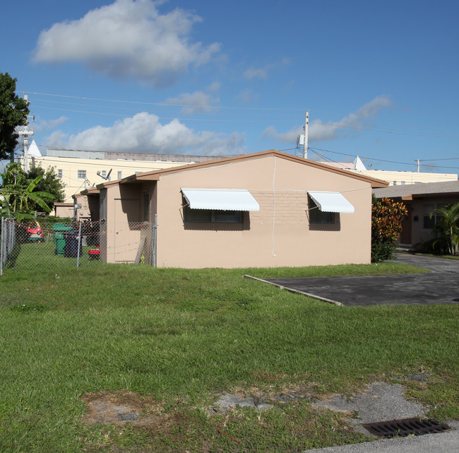 14130-14140 SW 88th Ave in Miami, FL - Foto de edificio - Building Photo