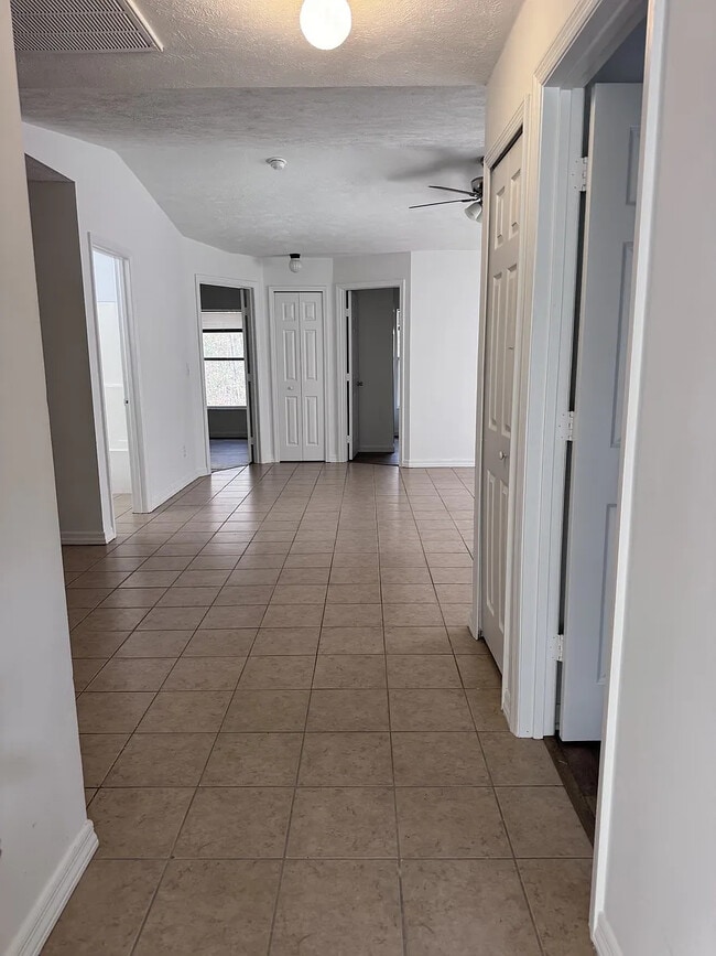 8016 Lowndes St in Bay St. Louis, MS - Foto de edificio - Building Photo