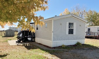 33 Village Ct in Mediapolis, IA - Building Photo