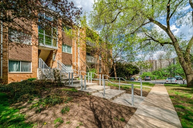 2904 Kings Chapel Rd in Falls Church, VA - Foto de edificio - Building Photo