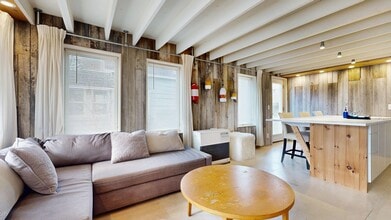 42 Evergreen Ave in Old Orchard Beach, ME - Foto de edificio - Building Photo