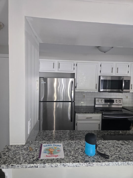 Room in Apartment on Arlyn Cir in Charlotte, NC - Building Photo