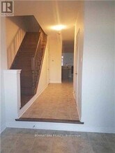 121 Huguenot Rd in Oakville, ON - Building Photo - Building Photo