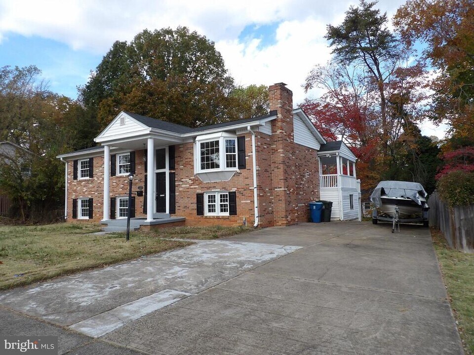 4304 Eldorado Dr in Woodbridge, VA - Building Photo