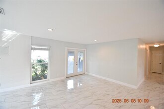 1019 Spindle Palm Way in Apollo Beach, FL - Building Photo - Building Photo