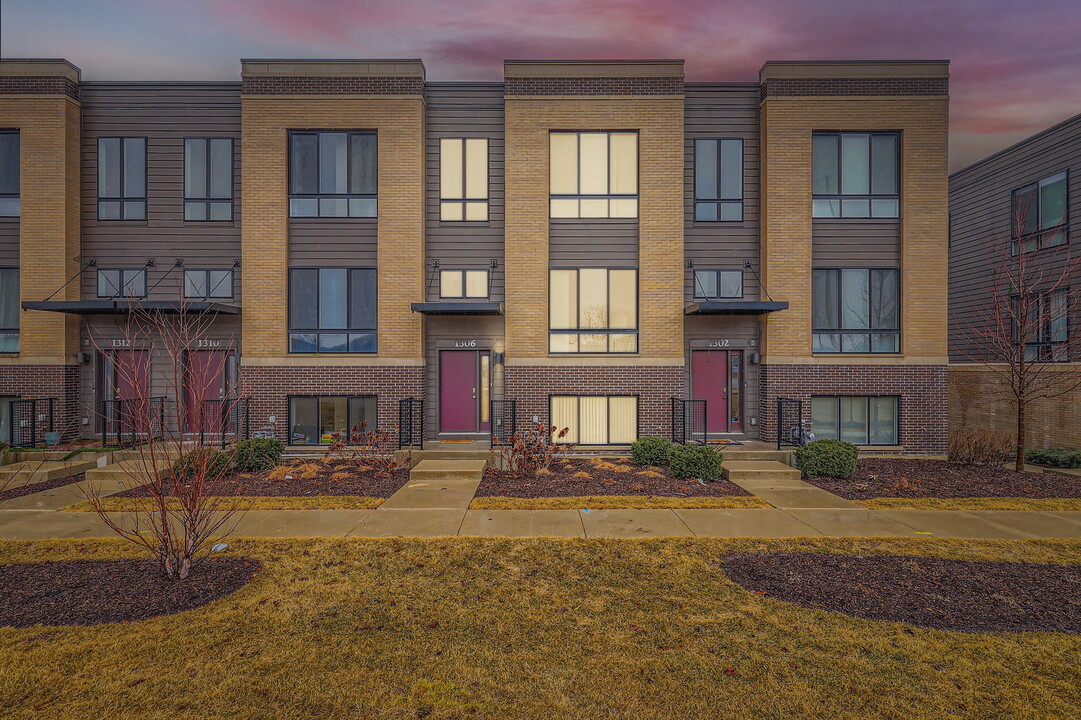 1306 Quadrant Ln. in Schaumburg, IL - Building Photo