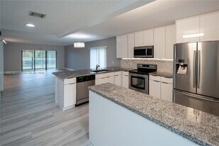 16471 Blatt Blvd in Weston, FL - Building Photo