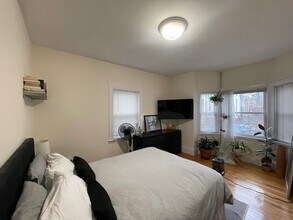 23 Hall St, Unit 1 in Somerville, MA - Foto de edificio - Building Photo