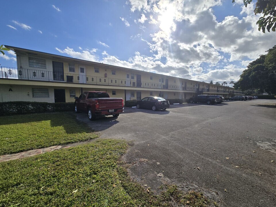 2800 NE 203rd St in Aventura, FL - Building Photo