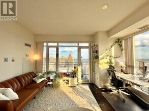 360-2360 Square One Dr in Mississauga, ON - Building Photo - Building Photo
