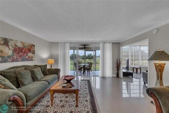 3001 S Course Dr in Pompano Beach, FL - Foto de edificio - Building Photo