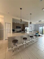 7815 NW 104th Ave in Doral, FL - Building Photo