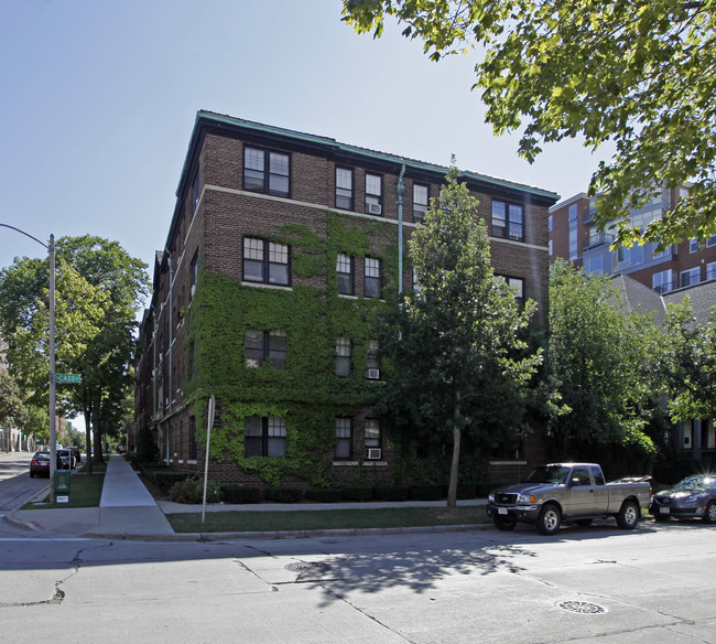 Coolidge Court in Milwaukee, WI - Foto de edificio - Building Photo