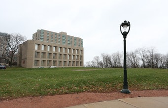 Portfolio in Milwaukee, WI - Foto de edificio - Building Photo