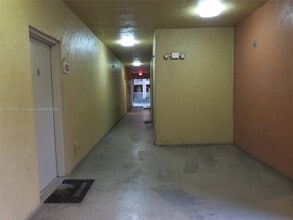 8180 Geneva Ct in Doral, FL - Foto de edificio - Building Photo