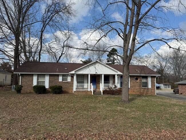 2153 N Meadow Dr in Clarksville, TN - Building Photo - Building Photo