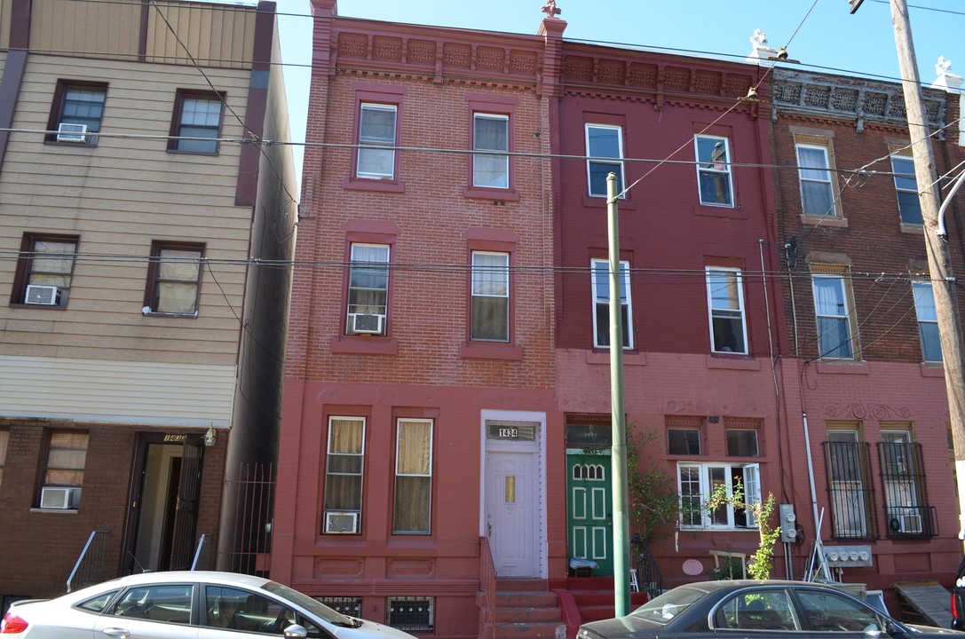 1434 Tasker St in Philadelphia, PA - Building Photo