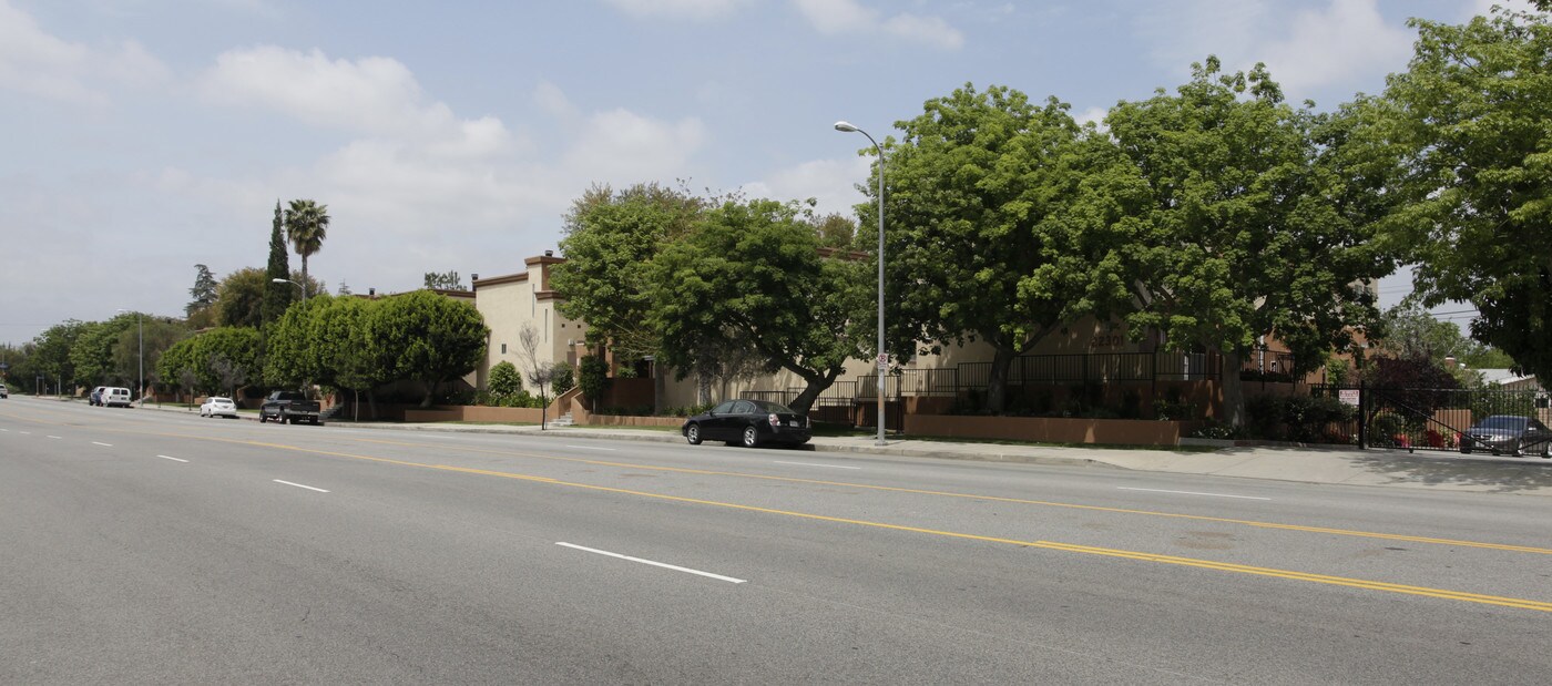 Victory Townhomes in Canoga Park, CA - Building Photo