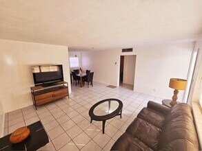 5112 Hollywood Blvd, Unit 2 in Hollywood, FL - Foto de edificio - Building Photo