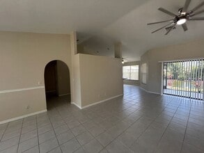 427 SE 16th St, Unit 155A in Cape Coral, FL - Foto de edificio - Building Photo