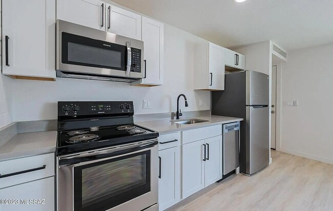 1040-1044 N 7th Ave