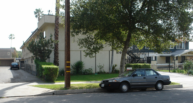 570 N Holliston Ave in Pasadena, CA - Foto de edificio - Building Photo