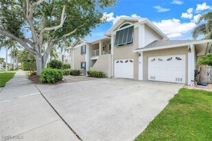 820 3rd St S in Naples, FL - Building Photo