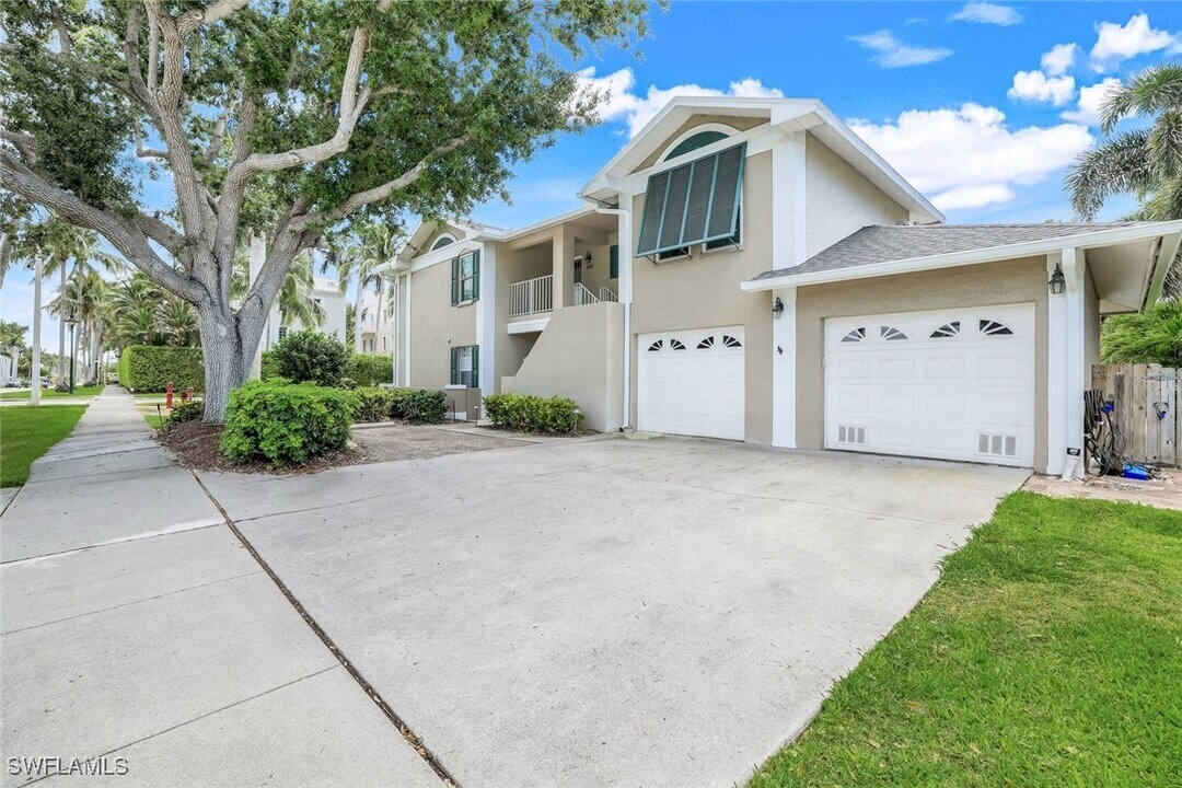 820 3rd St S in Naples, FL - Building Photo