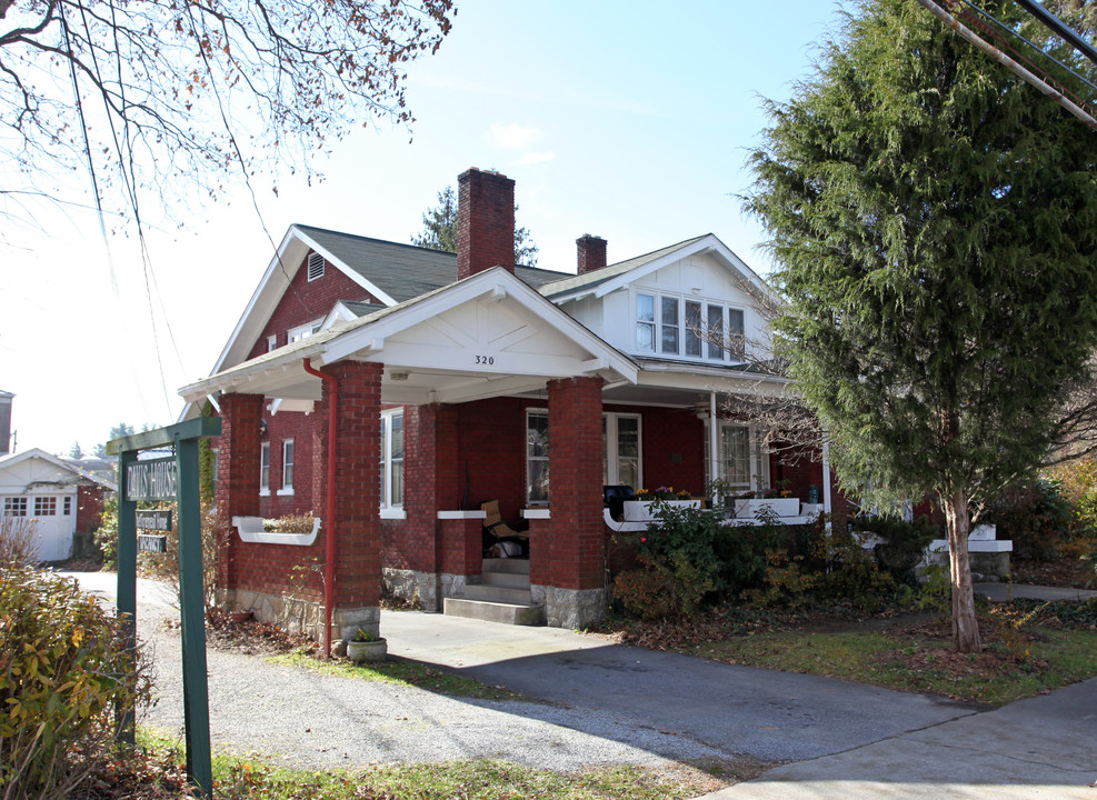 320 W 4th Ave in Hendersonville, NC - Foto de edificio