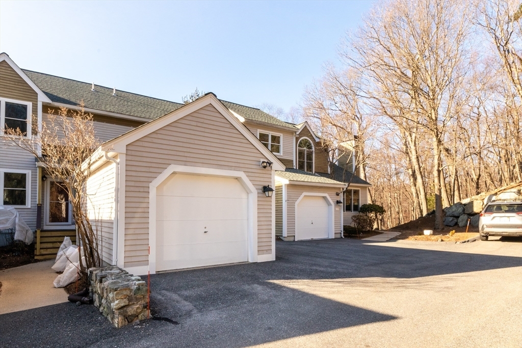 184 Bishops Forest Dr in Waltham, MA - Building Photo