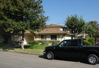 2337 E Omega Ave in Anaheim, CA - Foto de edificio - Building Photo