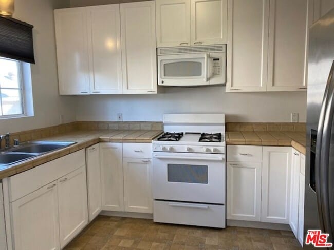 5248 Satsuma Ave in Los Angeles, CA - Building Photo - Building Photo