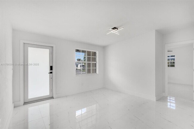 6371 SW 32nd St in Miami, FL - Building Photo - Building Photo