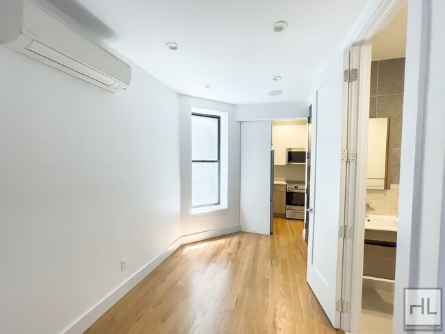 322 E 93rd St in New York, NY - Building Photo - Building Photo