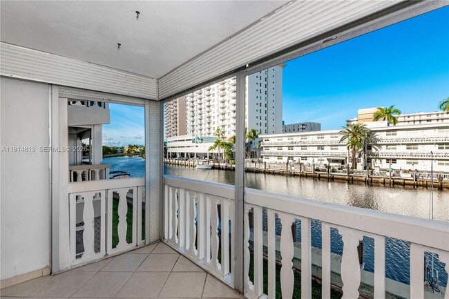 440 Paradise Isle Blvd in Hallandale Beach, FL - Building Photo - Building Photo